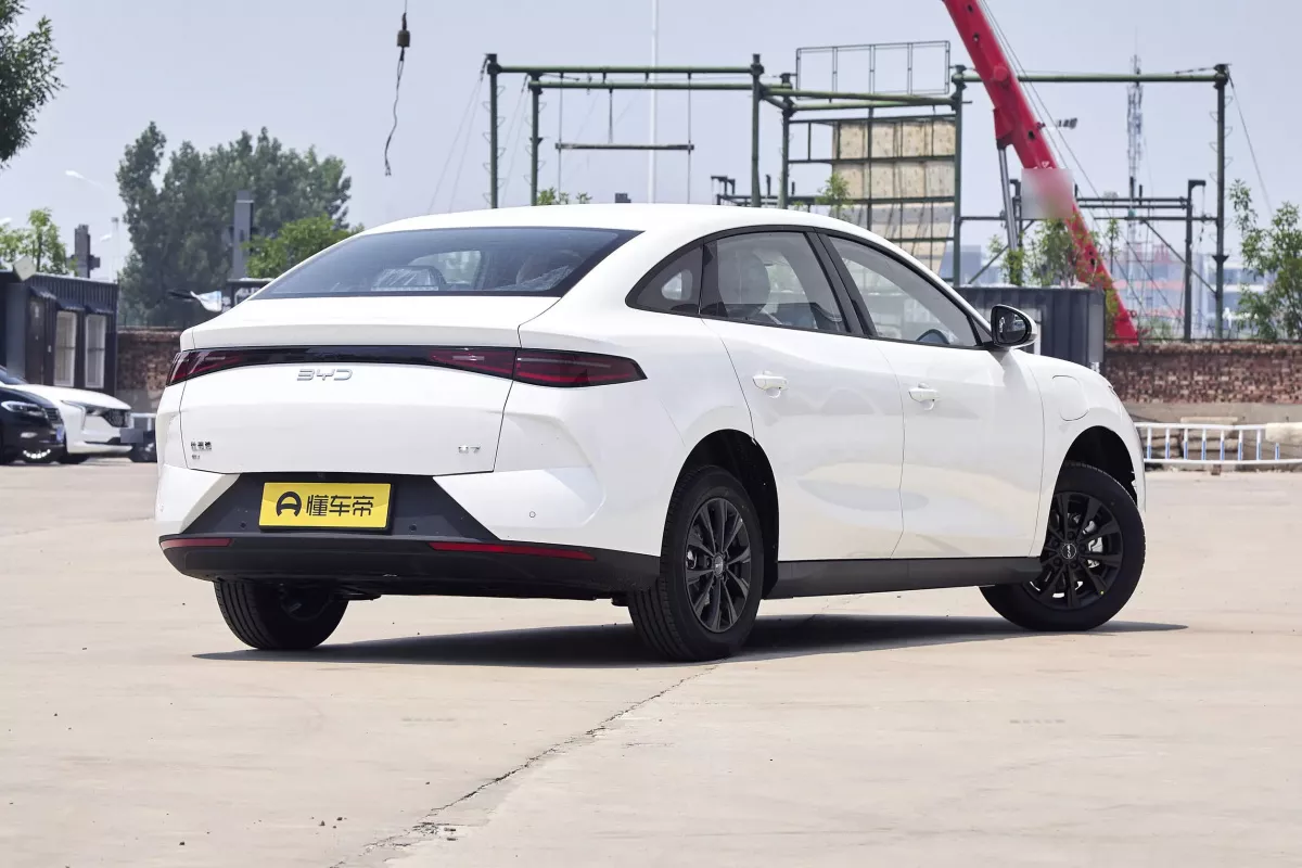 BYD E7