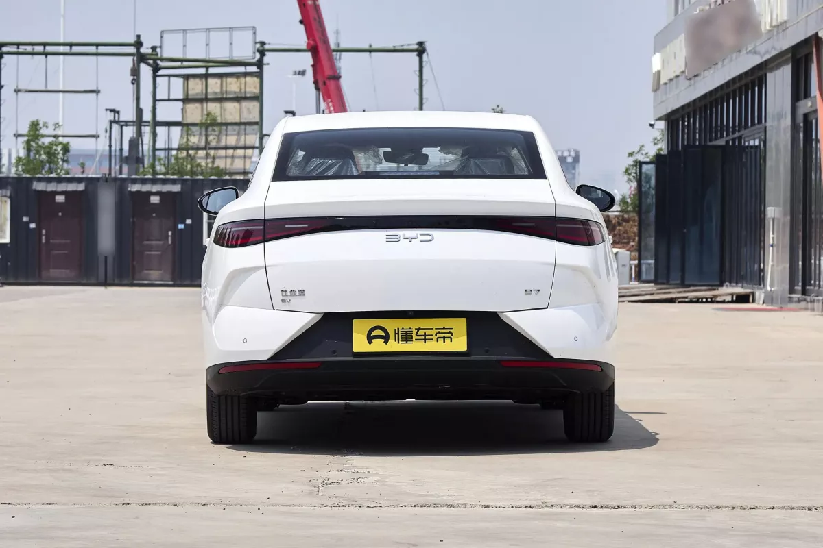 BYD E7