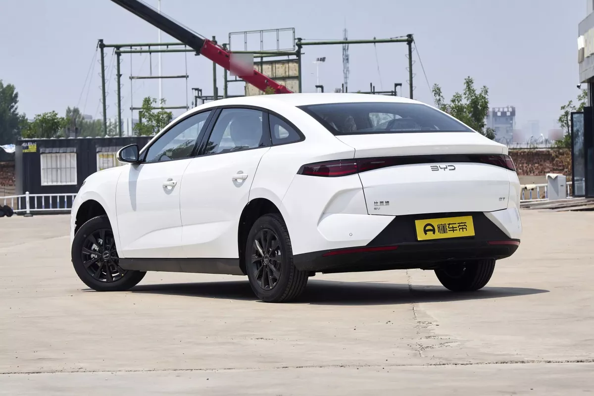 BYD E7