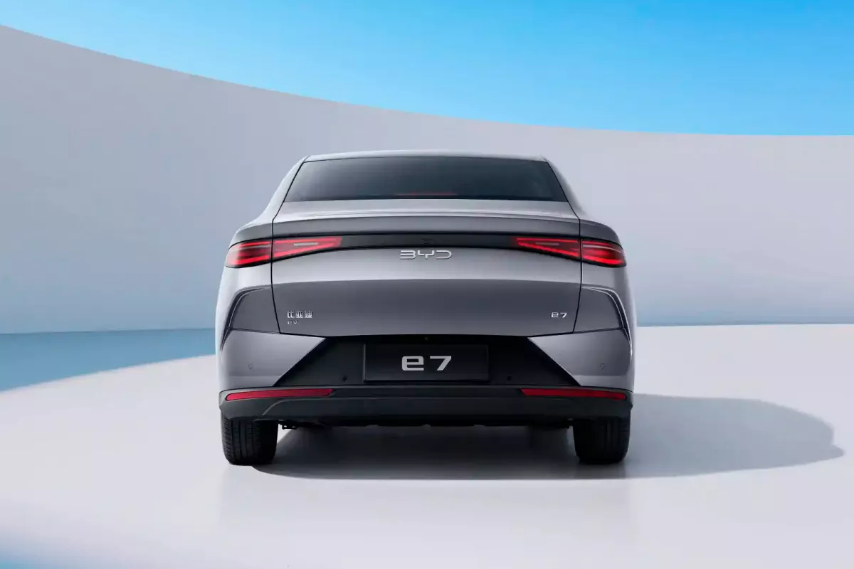 BYD E7
