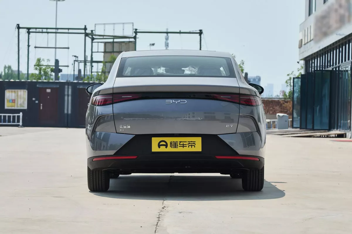 BYD E7