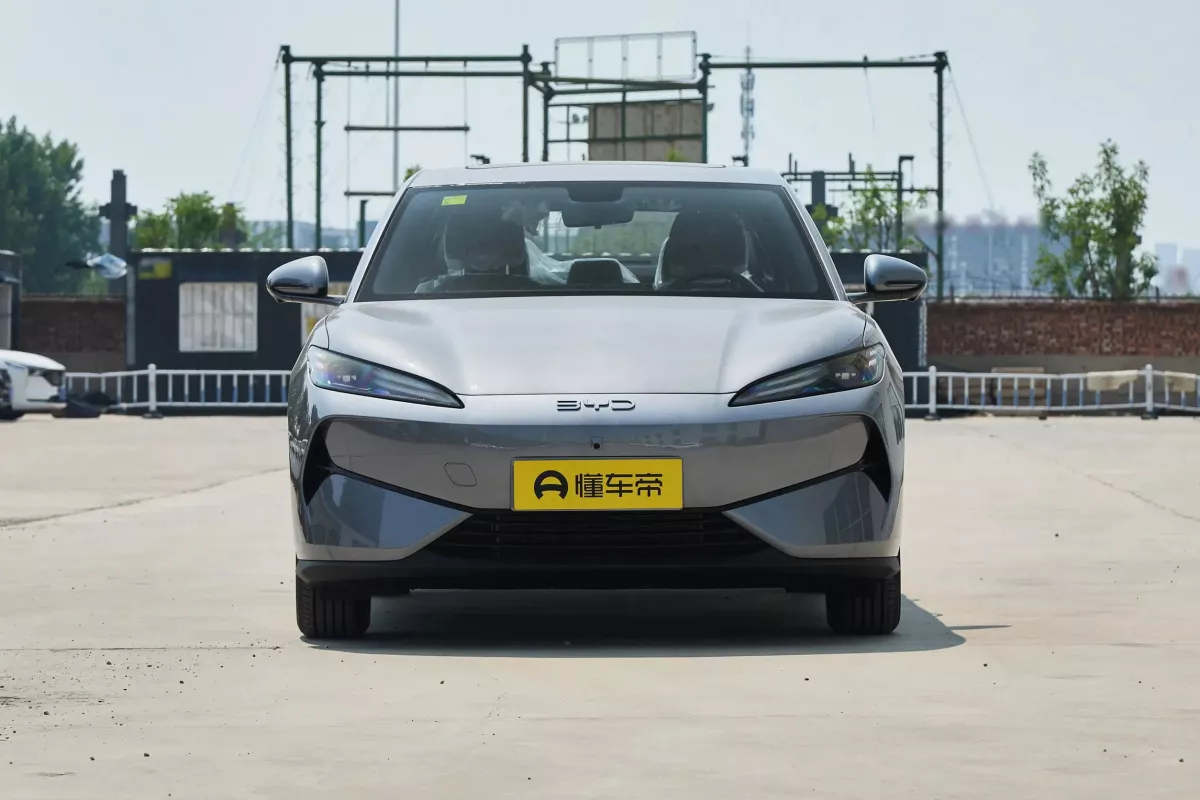 BYD E7