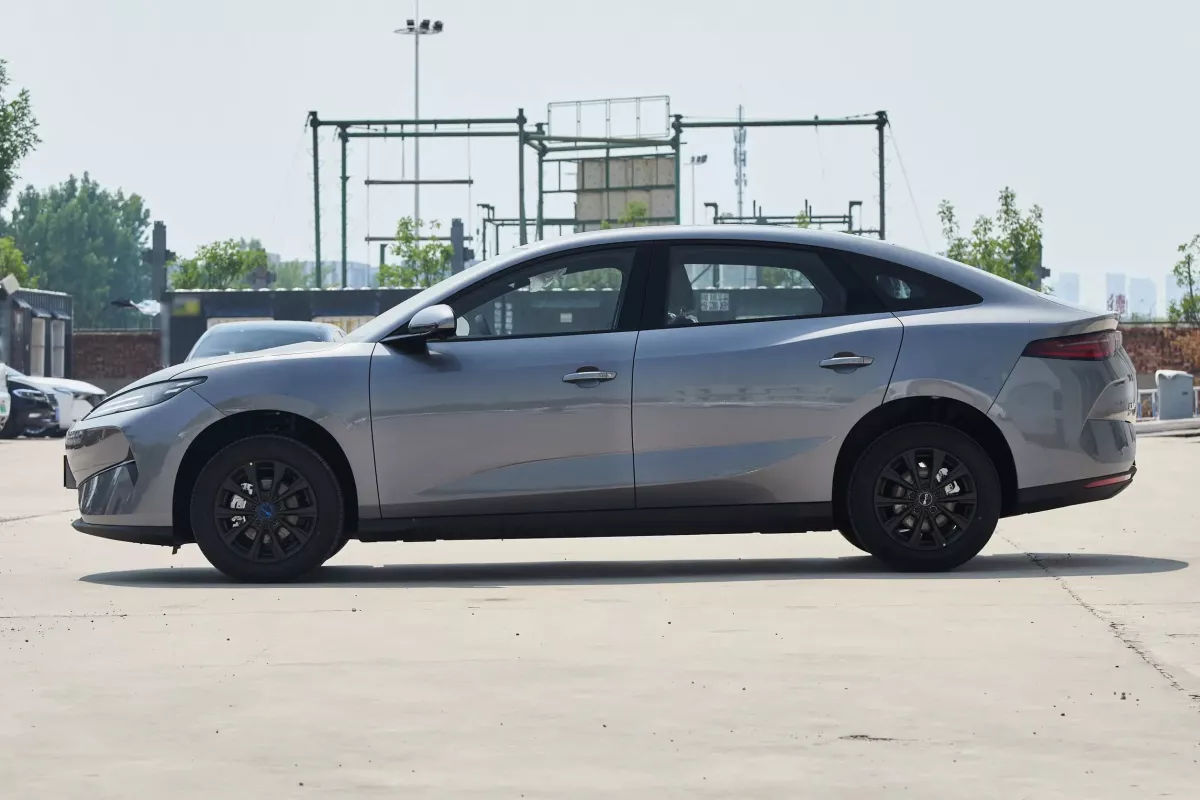 BYD E7