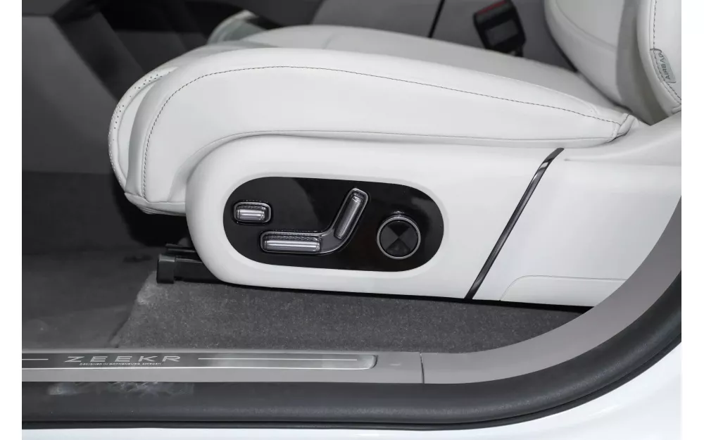 7X 4WD Smart + R20 Akebono 2025, Polar whiteout (mileage 20500 km)