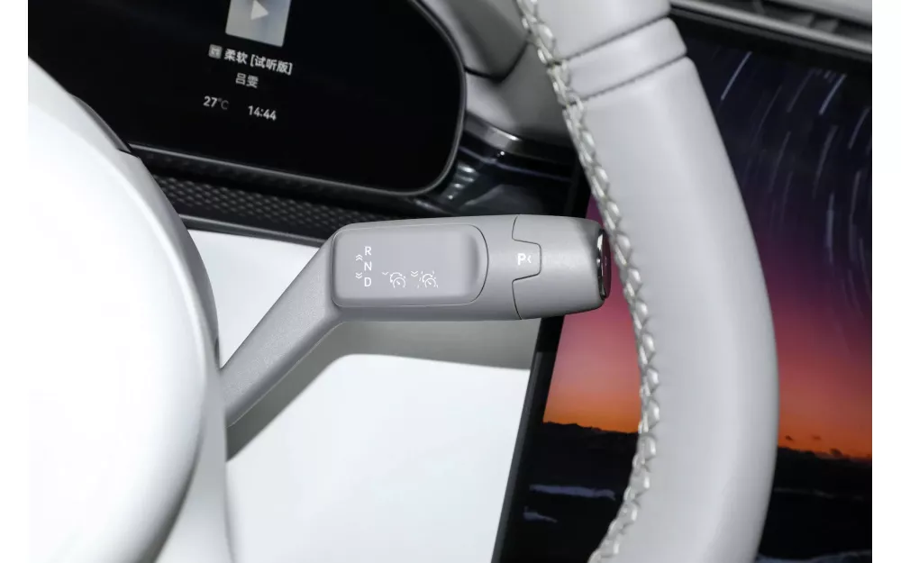 7X 4WD Smart + R20 Akebono 2025, Polar whiteout (mileage 20500 km)