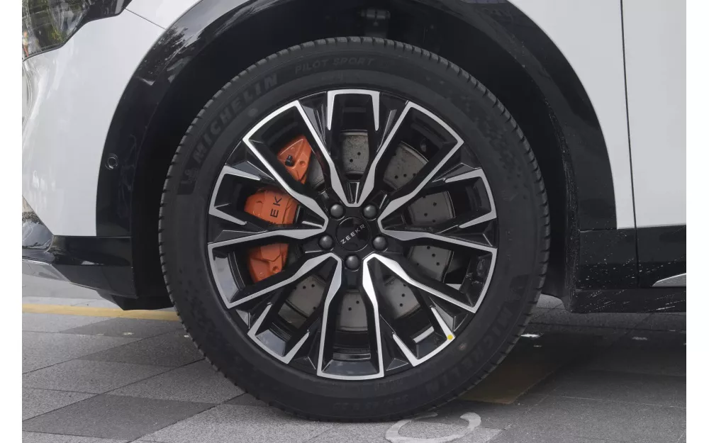 7X 4WD Smart + R20 Akebono 2025, Polar whiteout (mileage 20500 km)