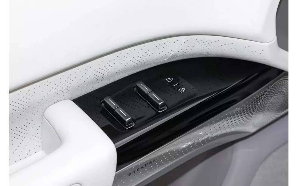 7X 4WD Smart + R20 Akebono 2025, Polar whiteout (mileage 20500 km)