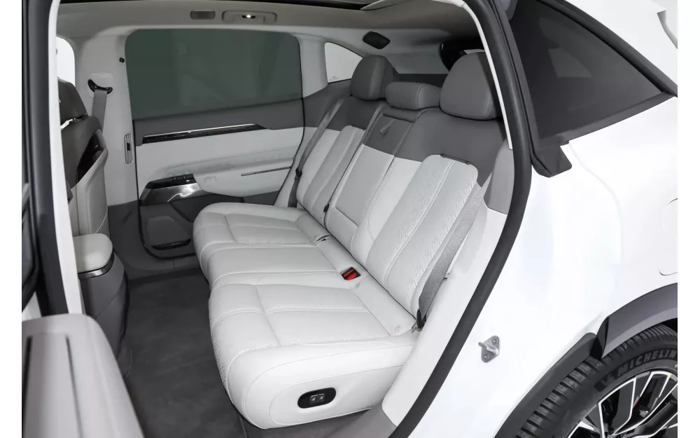 7X 4WD Smart + R20 Akebono 2025, Polar whiteout (mileage 20500 km)