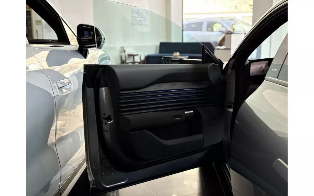 E5 Sportback Flagship Quattro, Streamer Silver, 2025