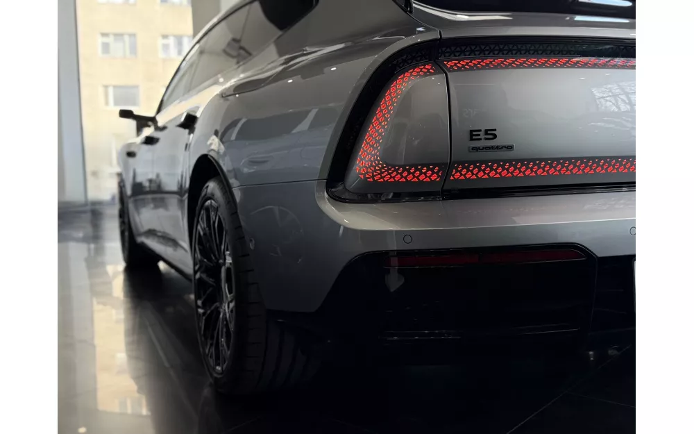 E5 Sportback Flagship Quattro, Streamer Silver, 2025